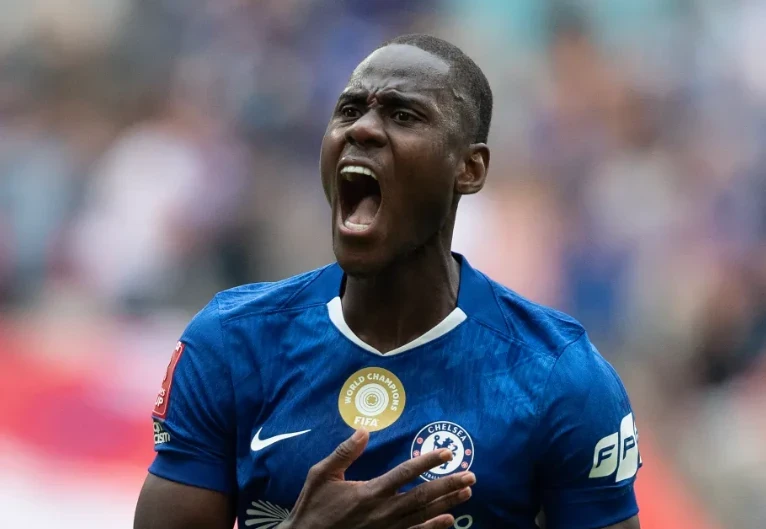 Chelsea thu về hơn 300 triệu bảng từ Cobham nhưng đối mặt nguy cơ mất bản sắc