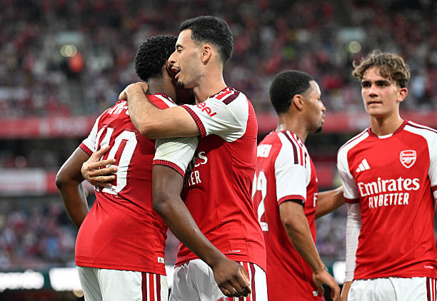 David Raya tỏa sáng trên chấm luân lưu giúp Arsenal đánh bại Como 4-3 sau trận hòa 1-1 tại Emirates