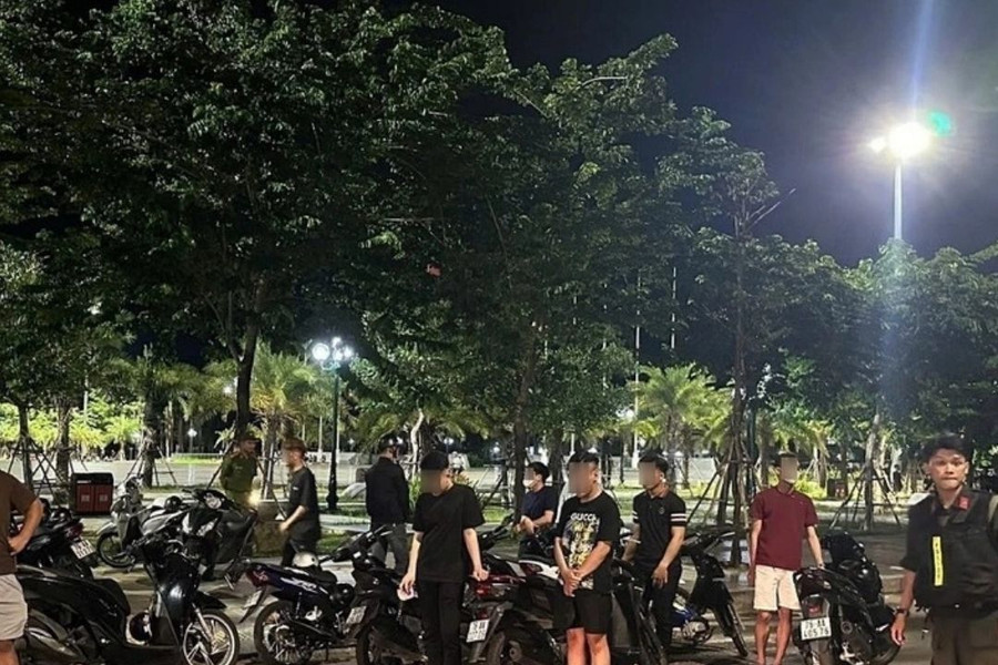 Hơn 220 thanh niên đi xe máy rú ga, nẹt pô giữa phố