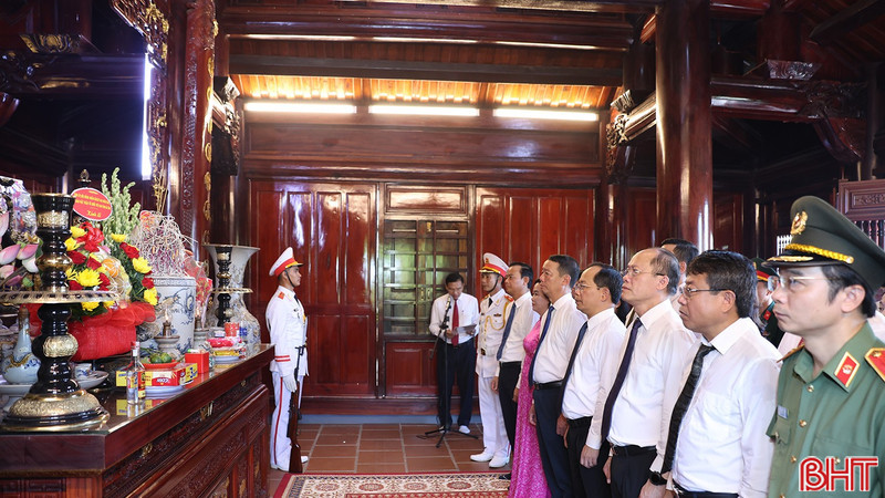 Đoàn đại biểu Hà Tĩnh dâng hương tưởng niệm Chủ tịch Hồ Chí Minh nhân kỷ niệm các ngày lễ lớn