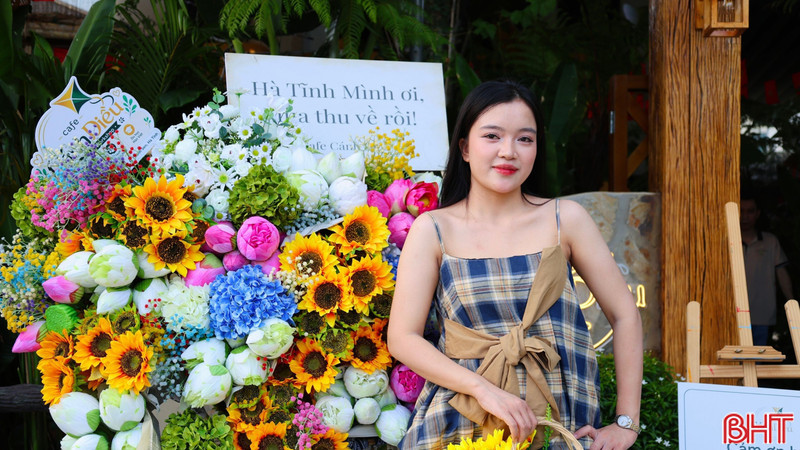 Giới trẻ Hà Tĩnh hào hứng check-in bên những chiếc xe "chở đầy" mùa thu