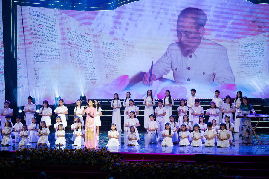 Chương trình nghệ thuật chính luận Nắng Ba Đình khơi dậy khát vọng cống hiến tại Hà Nội