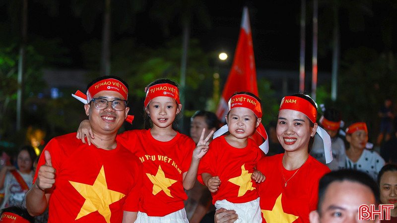 Người hâm mộ Hà Tĩnh tập trung “tiếp lửa” cho đội tuyển Việt Nam