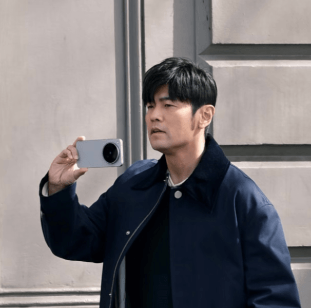 Lộ diện vivo X500 Pro Max trên tay Châu Kiệt Luân với cụm camera khủng và chip Dimensity