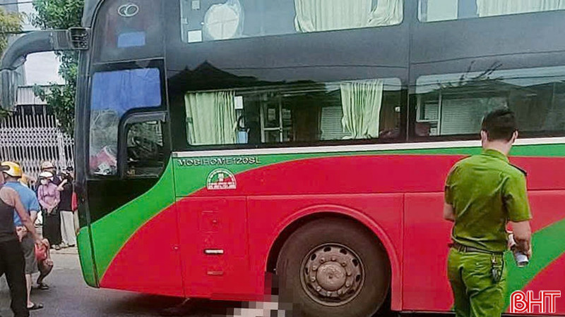 Xe khách va chạm xe đạp, 1 phụ nữ tử vong