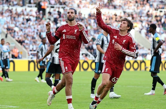 Liverpool hòa 2-2 đầy kịch tính trước Newcastle: Szoboszlai cứu HLV Iraola ở phút thứ 90+8