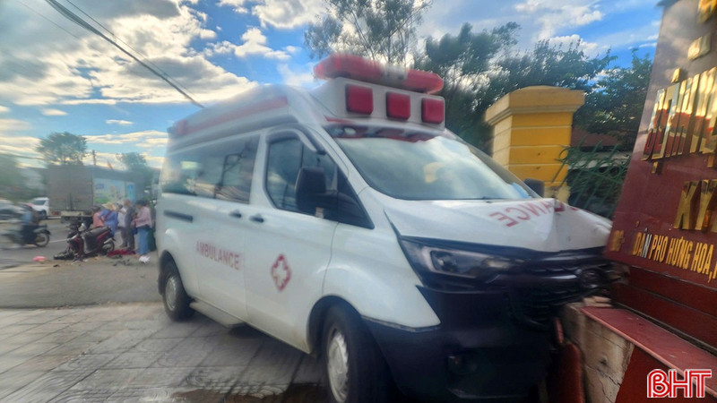 Hà Tĩnh: Xe cứu thương va chạm xe máy, 1 phụ nữ bị thương nặng