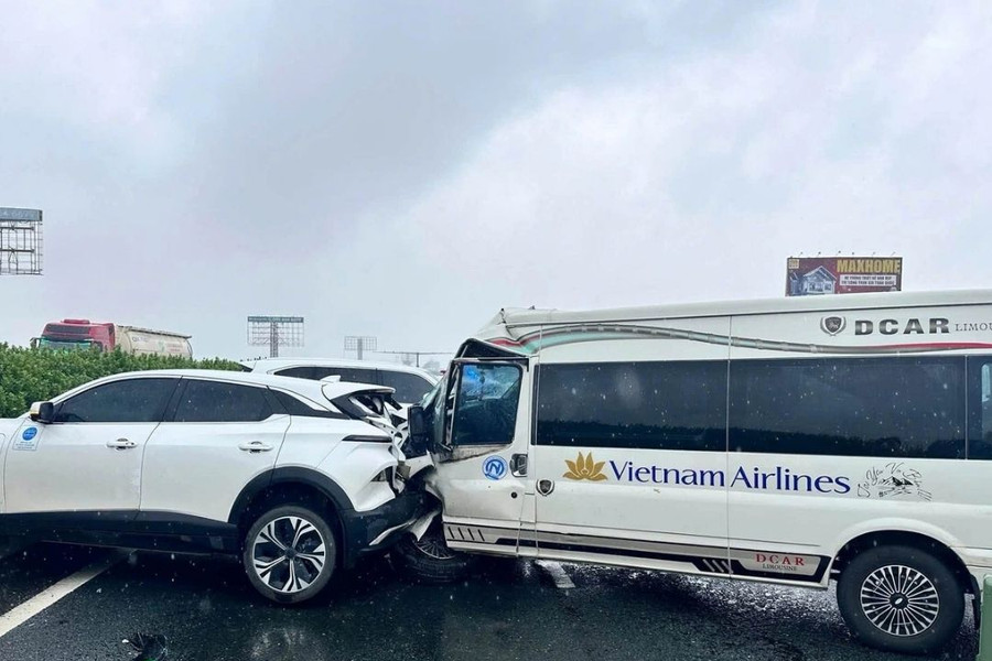 Nghi vấn tài xế ô tô Lexus tạt đầu, chặn xe khác trên cao tốc