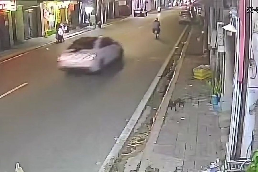 Truy tìm tài xế Mercedes tông 2 chị em rồi bỏ chạy ở TPHCM
