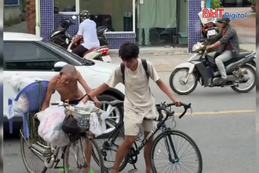 Nam sinh dìu cụ ông sang đường nhận “mưa” lời khen từ dân mạng