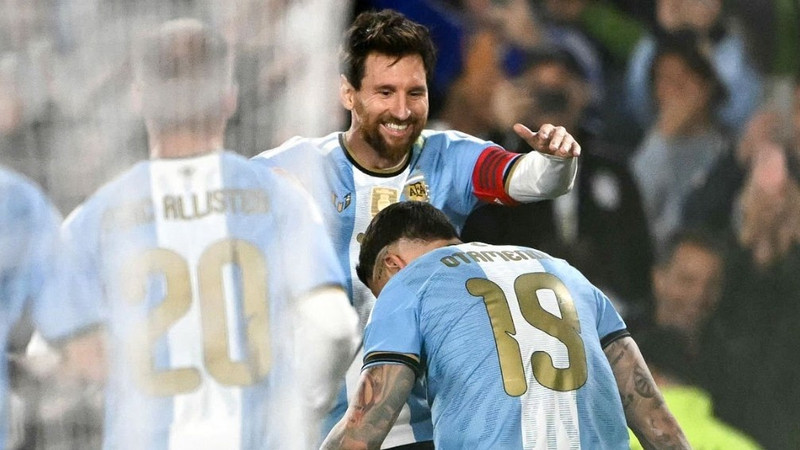Messi rực sáng trong lần cuối khoác áo tuyển Argentina