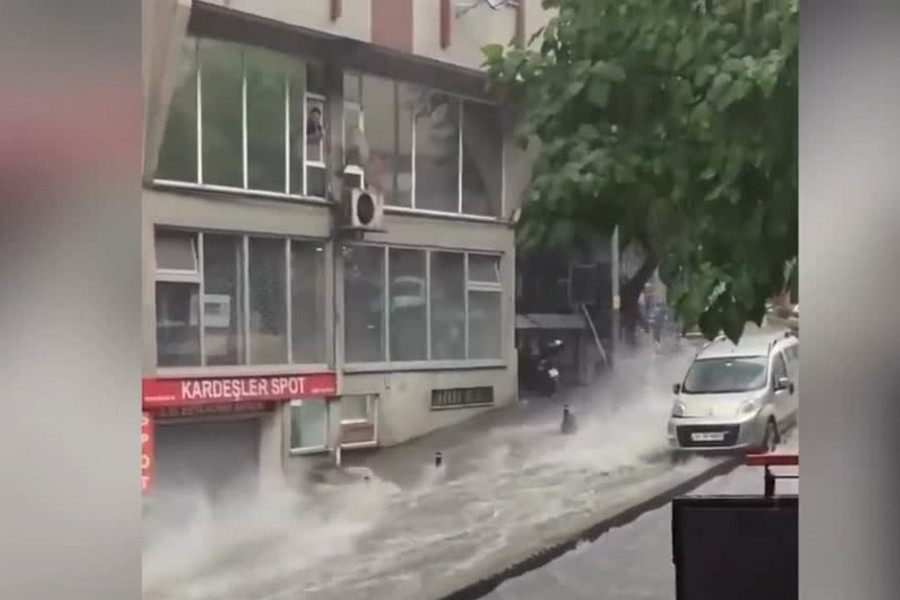 Khoảnh khắc nước lũ cuốn trôi người, ôtô trên đường phố Istanbul