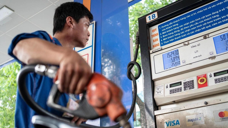 Giá xăng E10 giảm về sát 27.000 đồng một lít