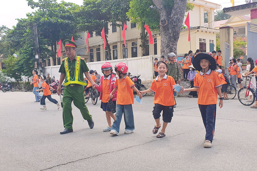 Lập lại trật tự an toàn giao thông trước cổng trường học